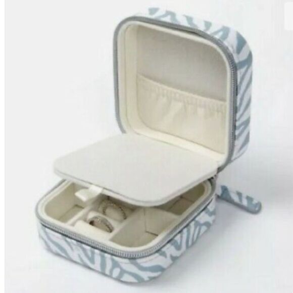 Milly Traveling Jewelry Box!  - Picture 5 of 7